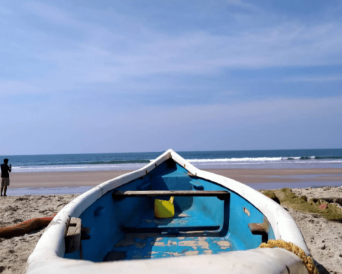 boat on tarkarli beach