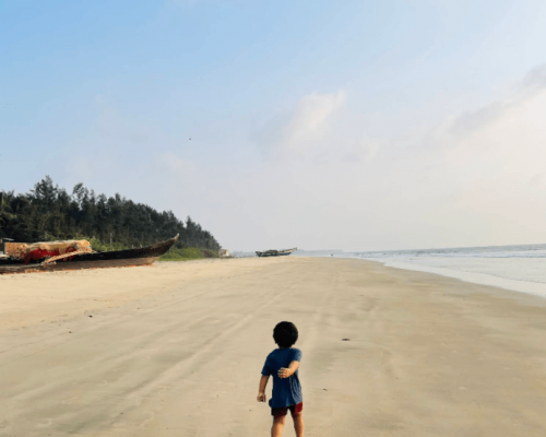 kid on tarkarli beach