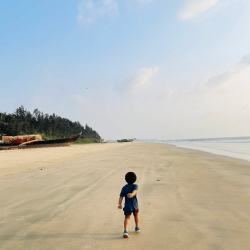 kid on tarkarli beach enjoying-min kid on tarkarli beach