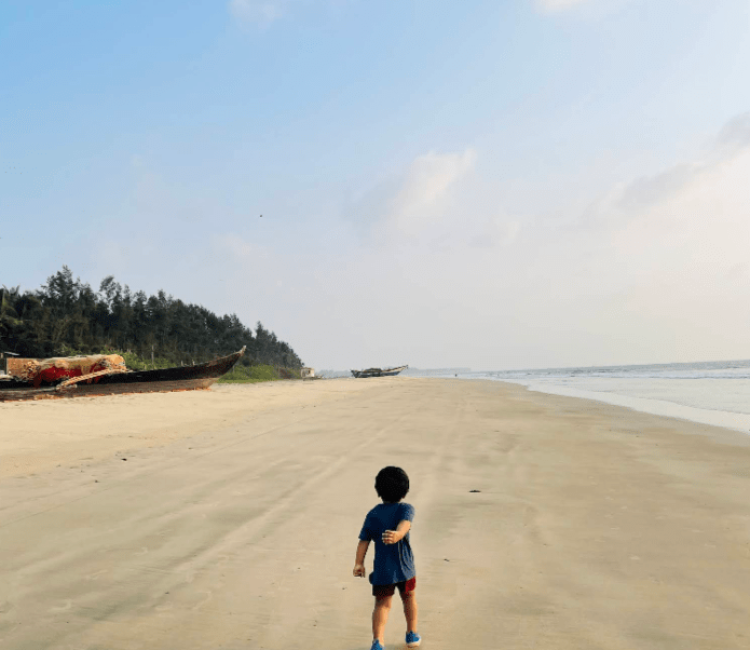 kid on tarkarli beach